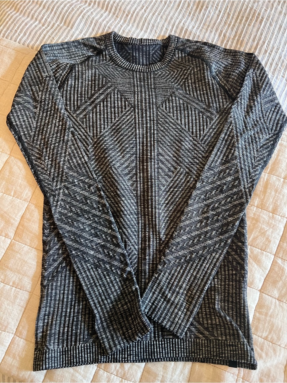 Lululemon XS Longsleeve Wicking Running Top with Thumbholes Black and Gray